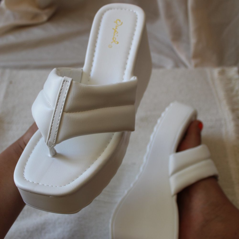 🚨FEW PAIRS LEFT// White platform Thong Sandal - Picture 6 of 11